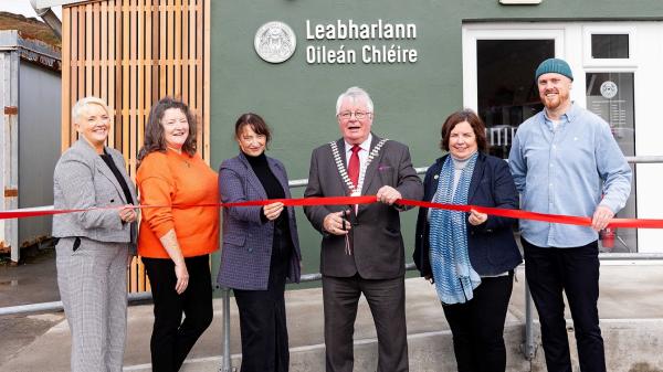 Patricia Liddy, Director of Service, Municipal District Operations & Rural Development; Cork County Council; Joan Kearney, Librarian, Leabharlann Oileán Chléire; Emer O’Brien, Cork County Librarian; Mayor of the County of Cork, Cllr. Joe Carroll; Moira Murrell, Chief Executive of Cork County Council and Ruairi O’Donovan, Údarás na Gaeltachta pictured at the ribbon cutting at Leabharlann Oileán Chléire .