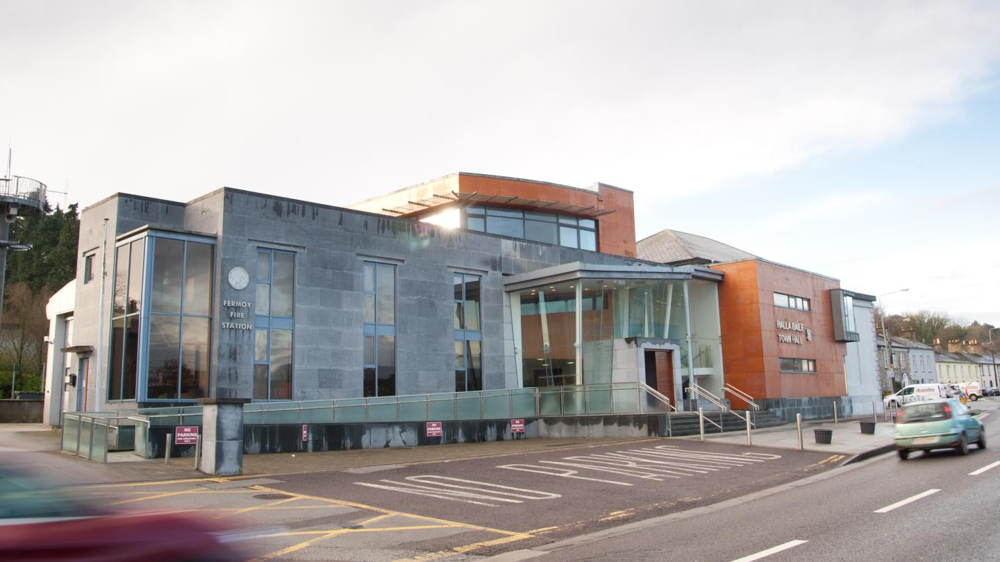 grey and re building with cars passing