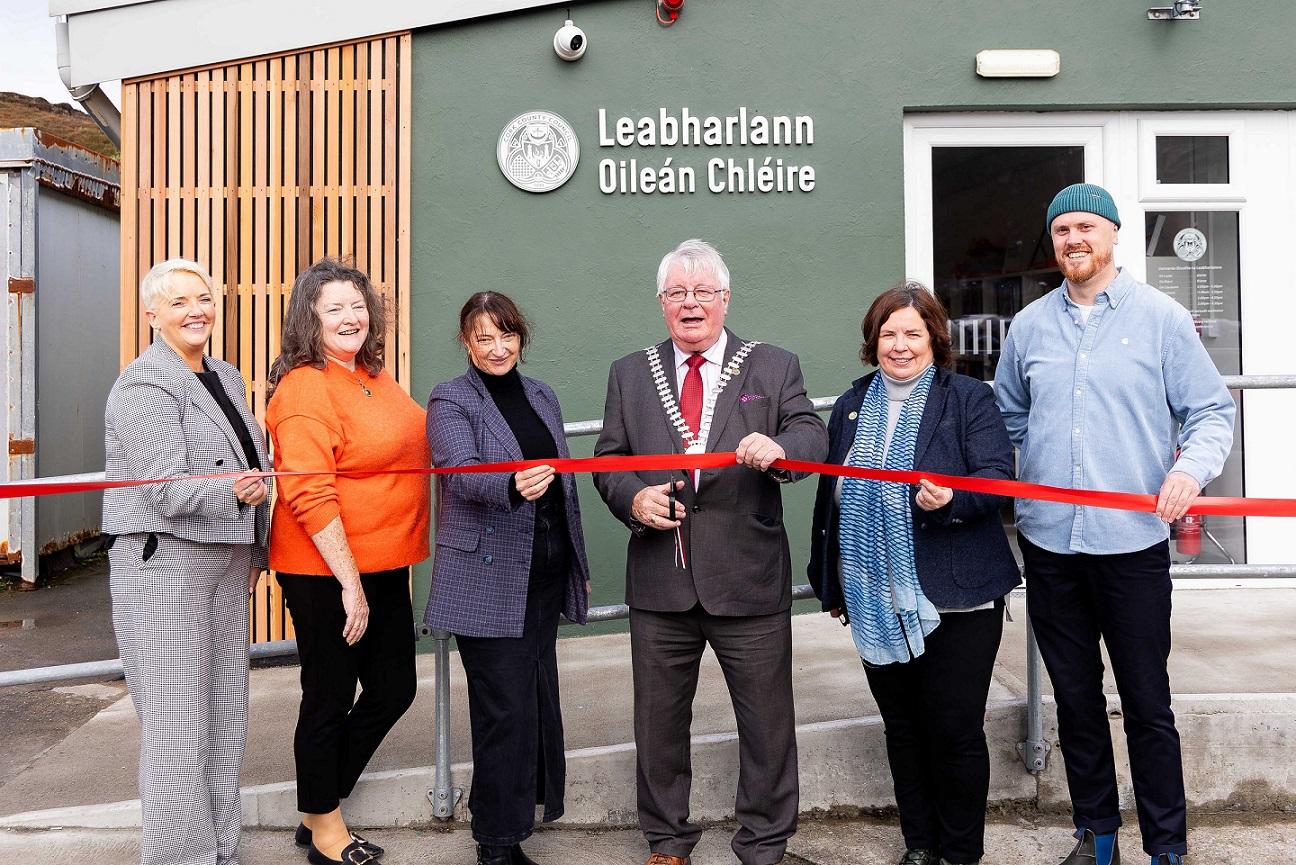 Patricia Liddy, Director of Service, Municipal District Operations & Rural Development; Cork County Council; Joan Kearney, Librarian, Leabharlann Oileán Chléire; Emer O’Brien, Cork County Librarian; Mayor of the County of Cork, Cllr. Joe Carroll; Moira Murrell, Chief Executive of Cork County Council and Ruairi O’Donovan, Údarás na Gaeltachta pictured at the ribbon cutting at Leabharlann Oileán Chléire .